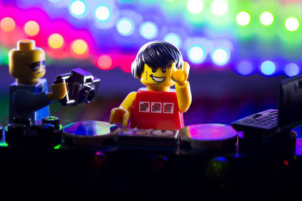 Смотрите, как Mixmag создает клуб из Lego