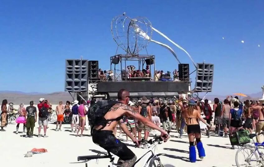 За что публика прогнала Diplo и Skrillex c Burning Man?