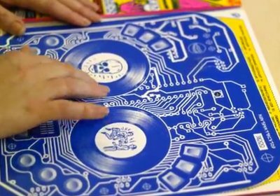 Обложка альбома DJ Qbert работает как диджейский контроллер