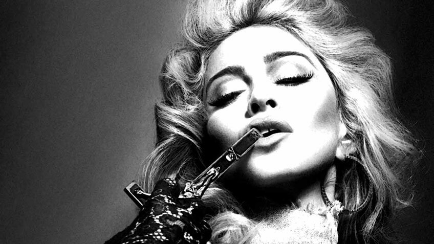 Madonna упала на сцене во время BRIT Awards