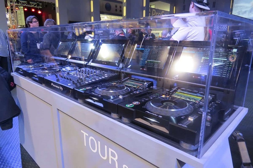 Pioneer DJ показала прототипы новых аппаратов CDJ и DJM серии Tour