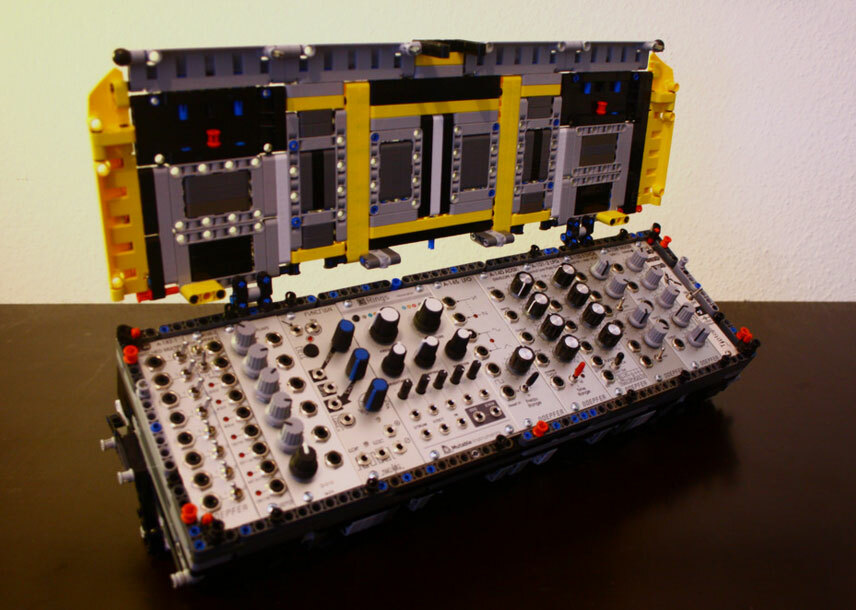 Корпусы для модульных синтезаторов теперь делают из Lego