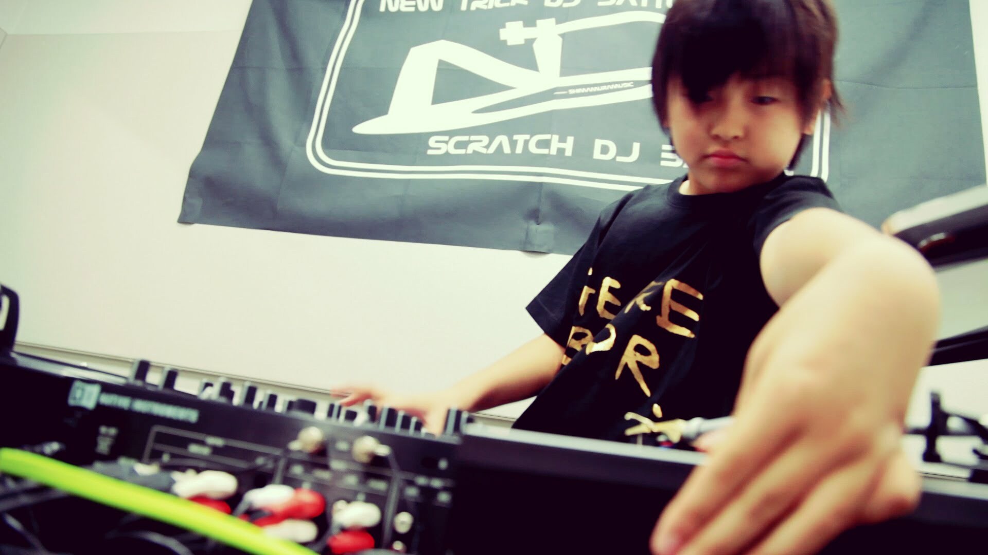 11-летний DJ Rena показывает класс тёрнтейблизма
