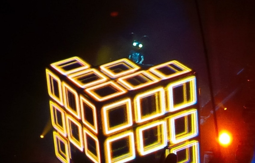 Deadmau5 показал свою новую кубическую сцену на фестивале Veld