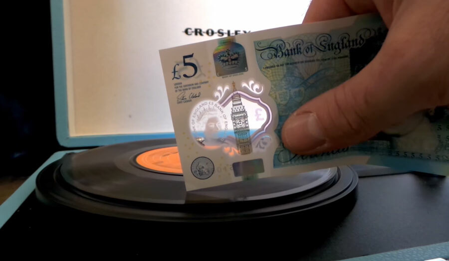 На новой британской пятифунтовой банкноте можно слушать пластинки