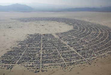 «Burning Man потерял душу»: сооснователь фестиваля раскритиковал его превращение в элитный курорт