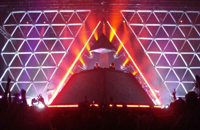 Трибьют-группа Daft Punk построит такую же пирамидальную сцену, как и французы
