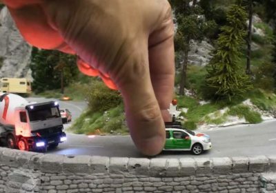 Смотрите, как миниатюрное авто Street View ездит по самому большому в мире игрушечному миру
