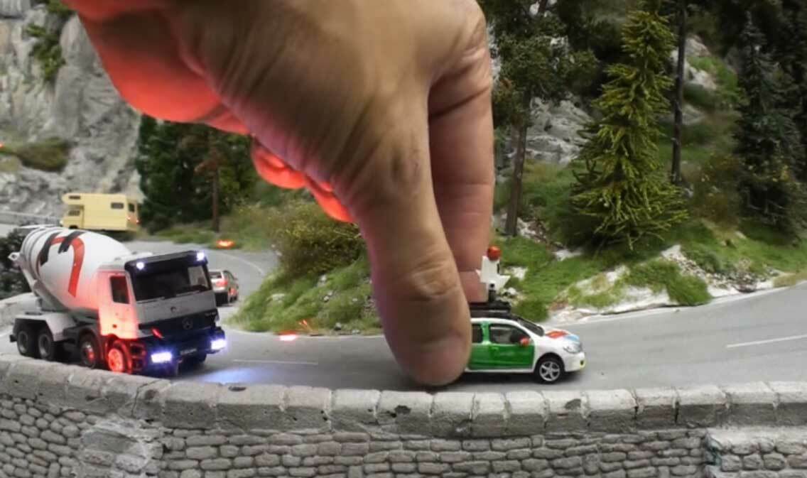 Смотрите, как миниатюрное авто Street View ездит по самому большому в мире игрушечному миру