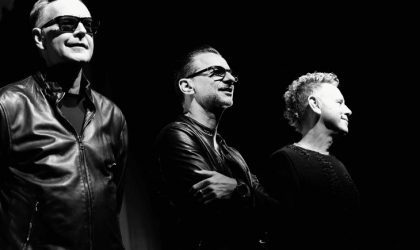 В новом клипе Depeche Mode «Cover Me» Дейв Гэхэн отправился в космос