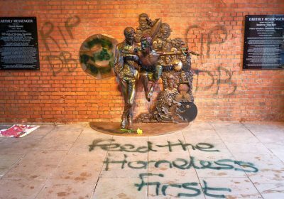 Установленную на выходных в Англии статую Дэвида Боуи разукрасили граффити