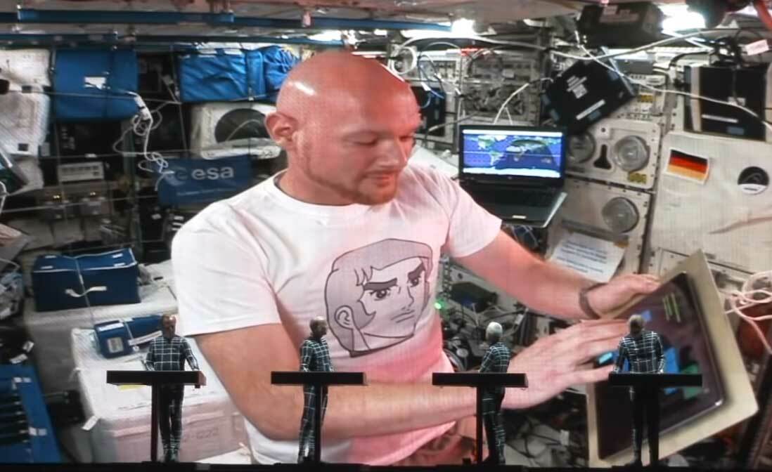 Kraftwerk сыграли джем с космонавтом Александром Герстом, который находился на орбите