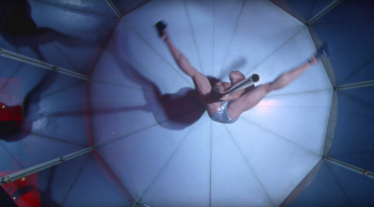 В новом клипе Justice «Love SOS» бодибилдер танцует на пилоне