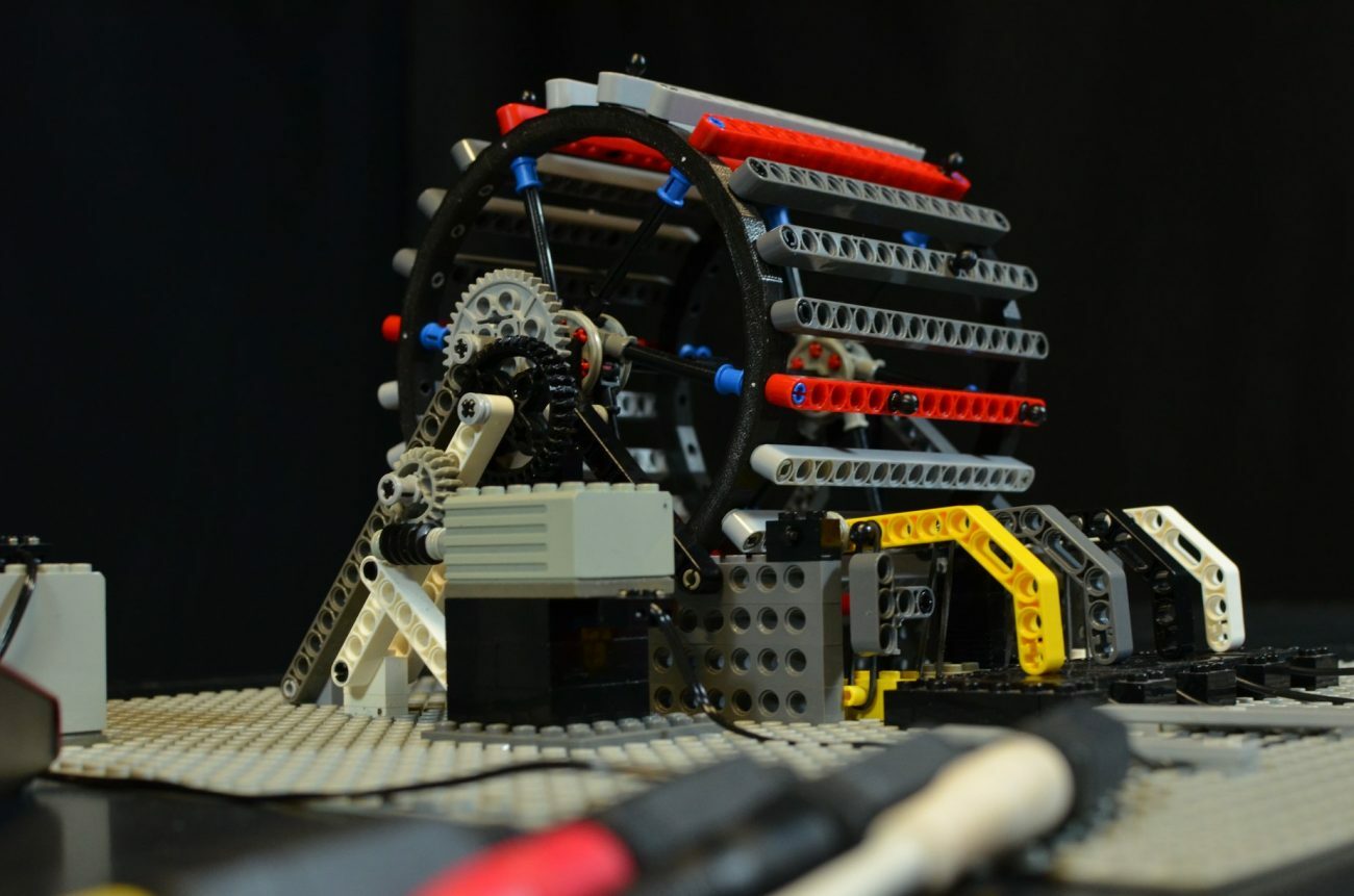 Итальянец вдохновился идеями Леонардо да Винчи и собрал драм-машину из Lego