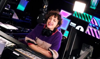 Энни Мак покинет Radio 1 после 17 лет работы на станции