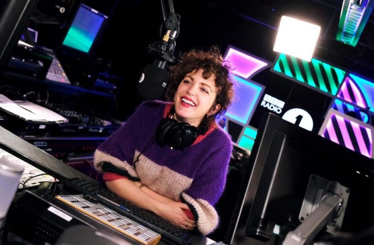 Энни Мак покинет Radio 1 после 17 лет работы на станции