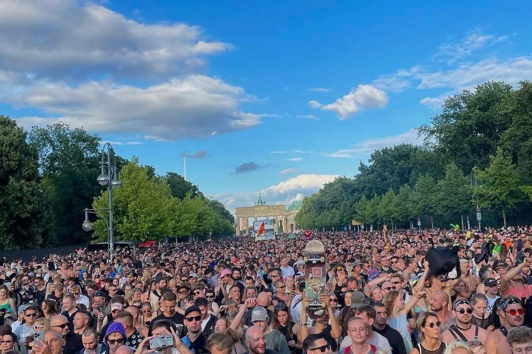 Реинкарнация Love Parade – Rave The Planet в Берлине собрала 200 тыс. человек. Смотрите запись стрима