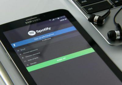 ИИ-записи попадают на страницы умерших артистов в Spotify