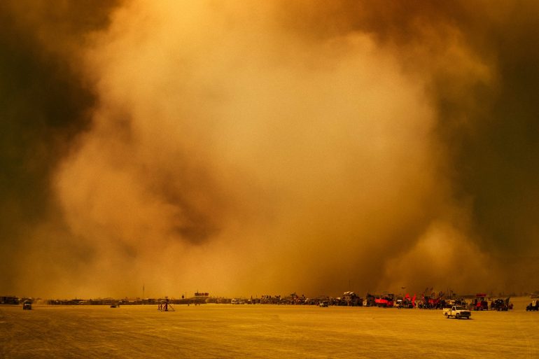Песчаная буря обрушилась на Burning Man и парализовала фестиваль