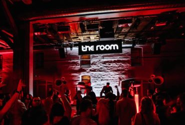 Sasha в неоклассическом здании — TheRoom LIVE раскрывает площадку