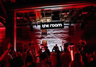 Sasha в неоклассическом здании — TheRoom LIVE раскрывает площадку