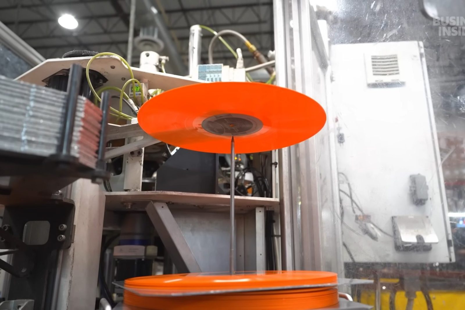 Как делают винил, и кто контролирует рынок: смотрите видео