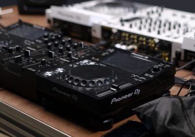 AlphaTheta обнаружила уязвимость в CDJ и XDJ