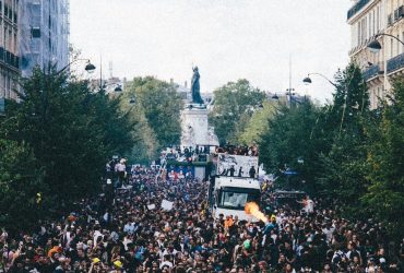 350 тысяч человек вышли на Techno Parade в Париже на фоне ужесточения законов о рейвах