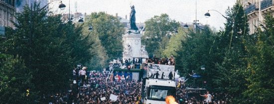 350 тысяч человек вышли на Techno Parade в Париже на фоне ужесточения законов о рейвах