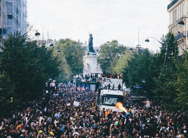 350 тысяч человек вышли на Techno Parade в Париже на фоне ужесточения законов о рейвах