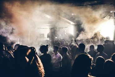 Слезоточивый газ и кражи украшений: инциденты на Amsterdam Dance Event