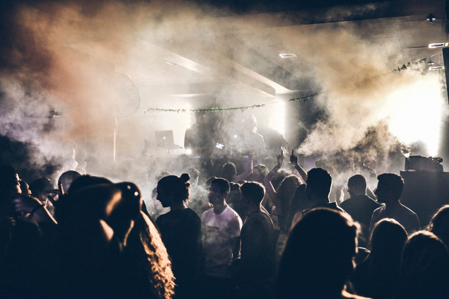 Слезоточивый газ и кражи украшений: инциденты на Amsterdam Dance Event